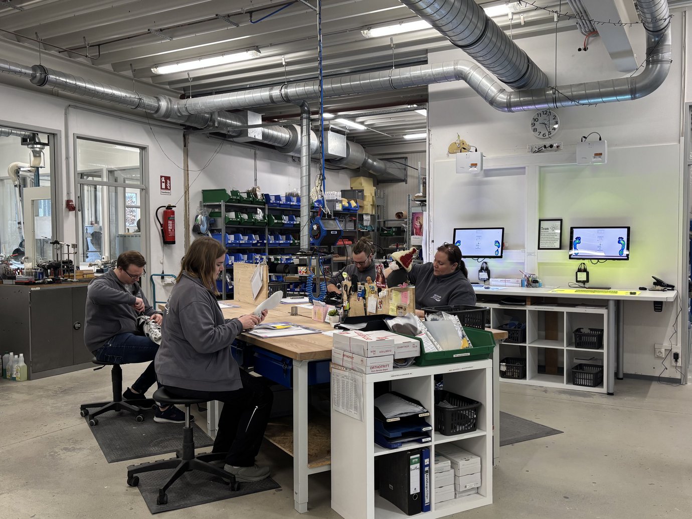 Mitarbeiter stellen Hilfsmittel her