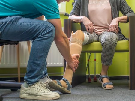 Mitarbeiter versorgt Prothesenkundin