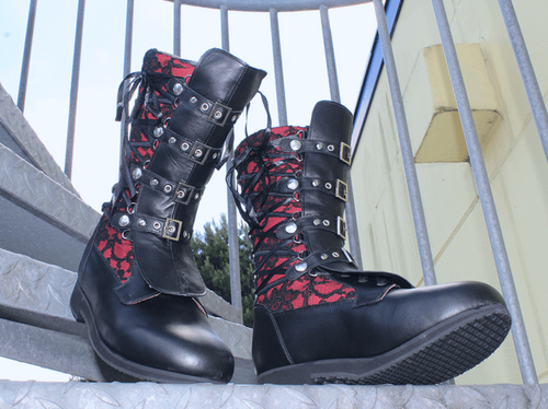 Orthodädische Maßschuhe auf einer Treppe